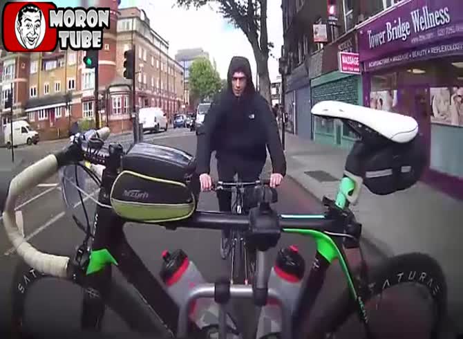 Video :A thief tries everything to steal a bike!